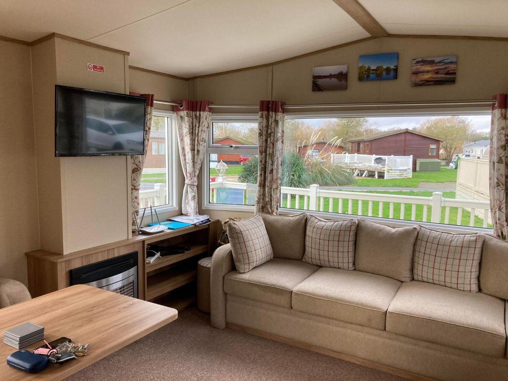 Lovely 6 Berth Caravan With Decking At Carlton Meres In Suffolk Ref 60058M Saxmundham Dış mekan fotoğraf