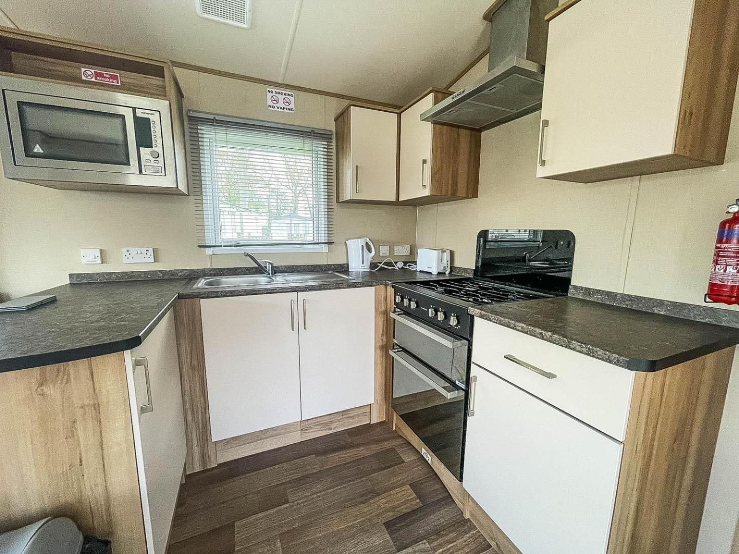 Lovely 6 Berth Caravan With Decking At Carlton Meres In Suffolk Ref 60058M Saxmundham Dış mekan fotoğraf