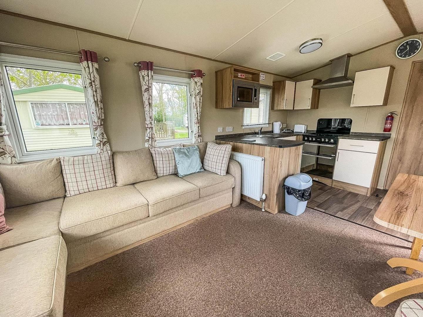 Lovely 6 Berth Caravan With Decking At Carlton Meres In Suffolk Ref 60058M Saxmundham Dış mekan fotoğraf